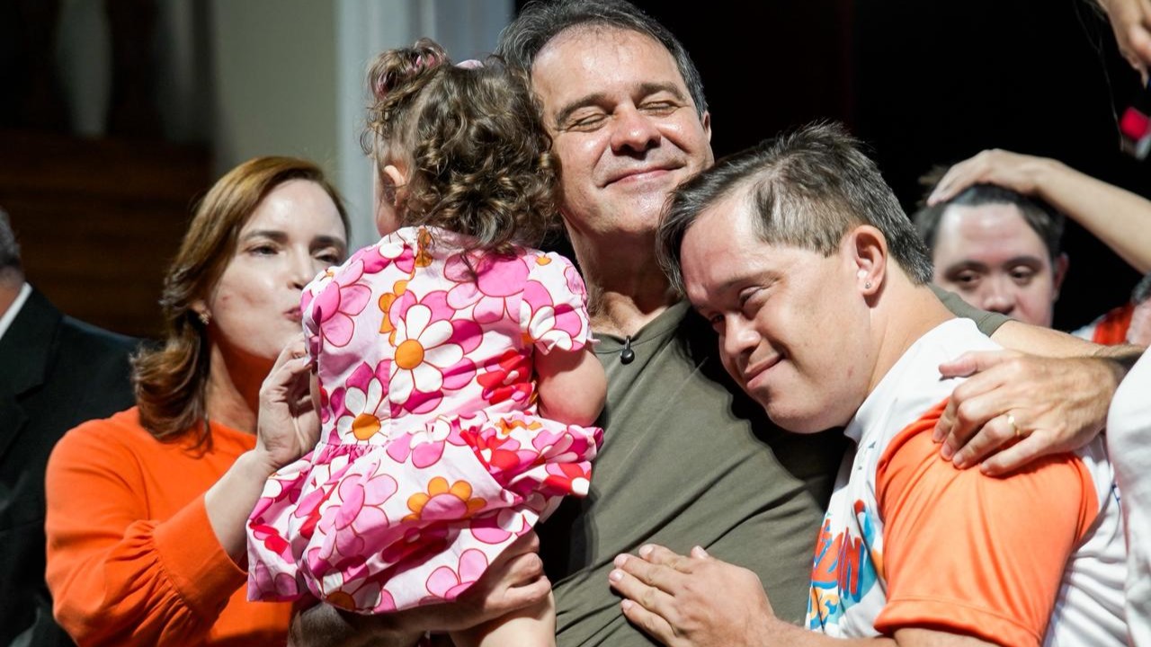 Prefeito Evandro Leitão é abraçado por pessoas com Síndrome de Down durante FestiDown